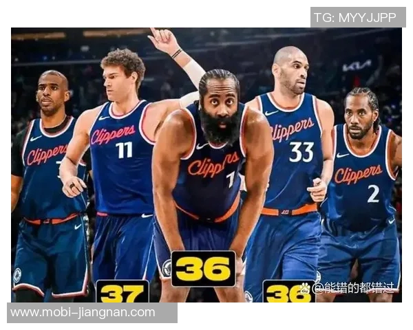 快船训练营首日盛况:灯泡组合同框小卡与比尔携手出击