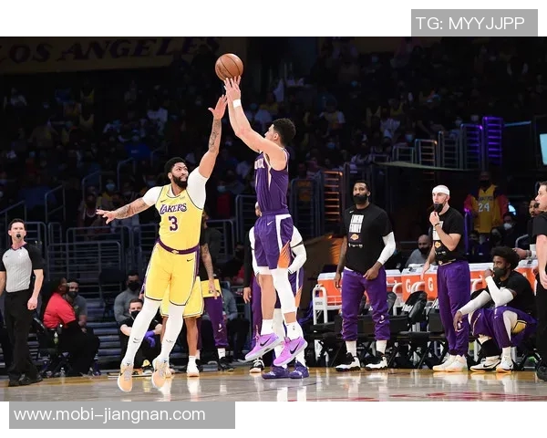 布克上半场表现挣扎12投5中仅得14分5篮板罚球命中率低迷