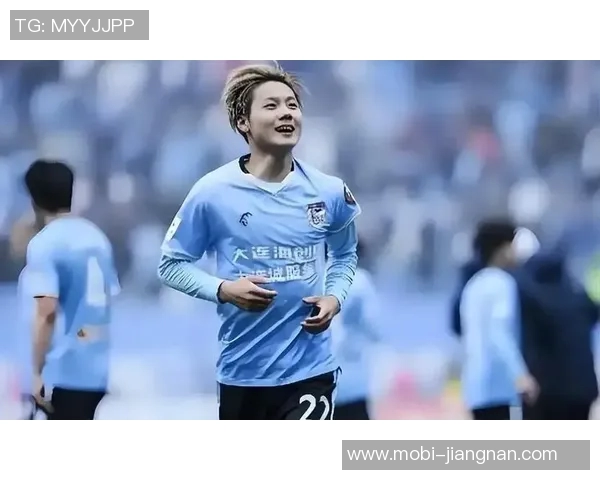 蒯纪与毛伟杰轻松合影归沪期待新赛季精彩表现